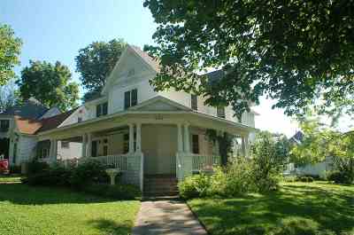 Oelwein IA Single Family Home For Sale: $148,500